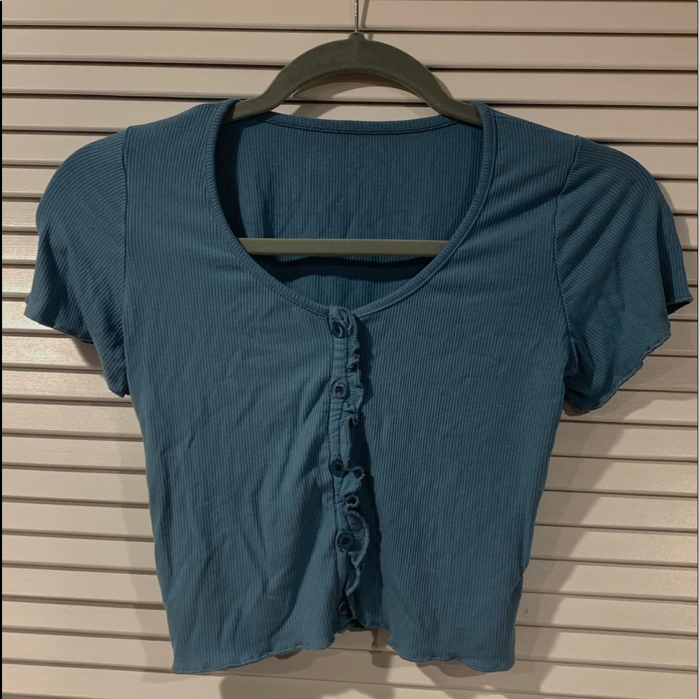 Blue cropped shirt